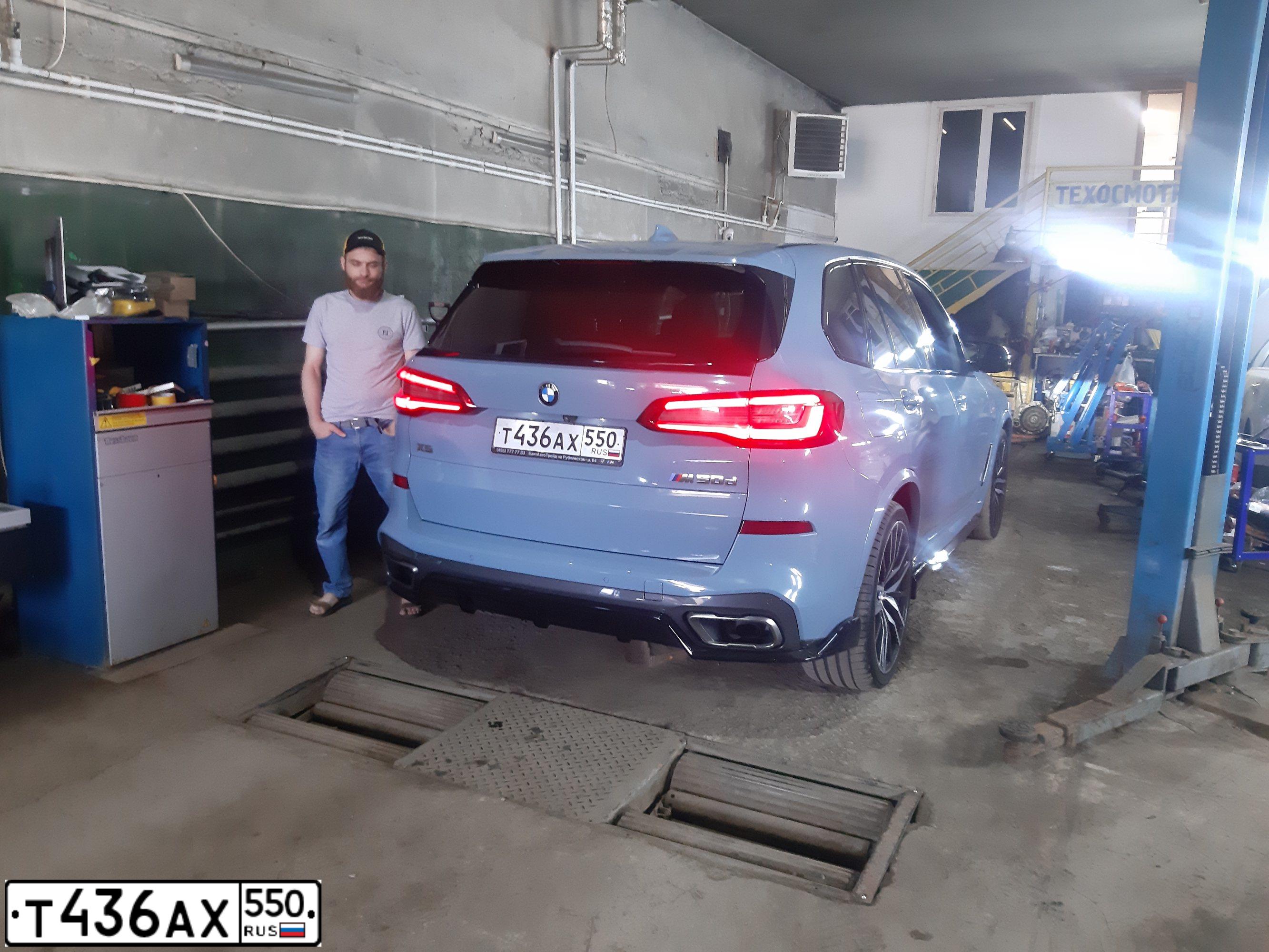 Фото автомобиля BMW X5, 2019 — госномер Х352АТ977. Цвет: голубой