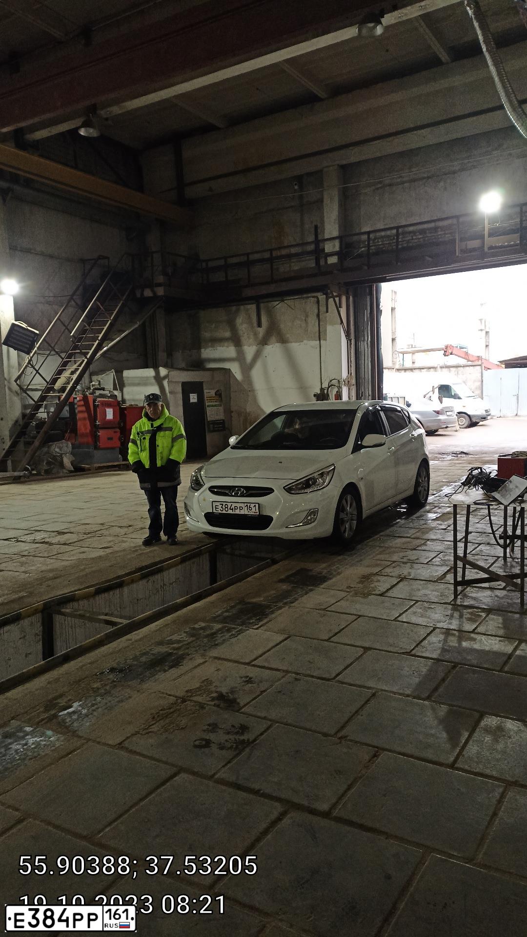 Фото автомобиля HYUNDAI SOLARIS, 2013 — госномер Е384РР161. Цвет: Белый