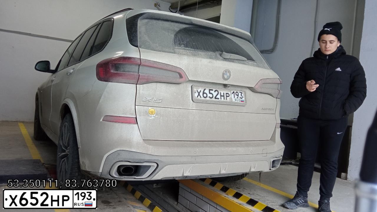 Фото автомобиля BMW X5, 2018 — госномер Т102АМ154. Цвет: Белый