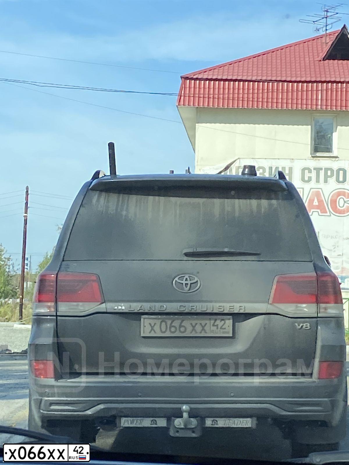 Фото автомобиля TOYOTA LANDCRUISER, 2005 — госномер М954КК24. Цвет: СЕРЫЙ