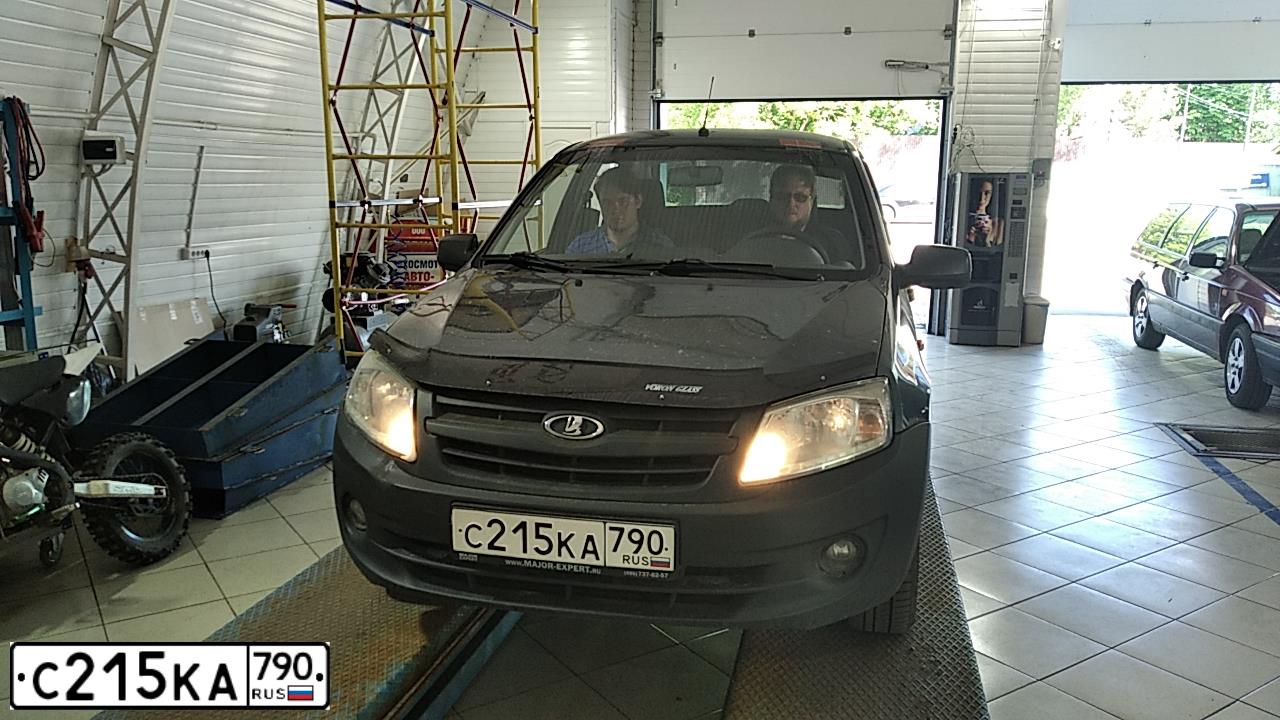Фото автомобиля LADA 2190 GRANTA, 2013 — госномер С215КА790. Цвет: Серо-Синий