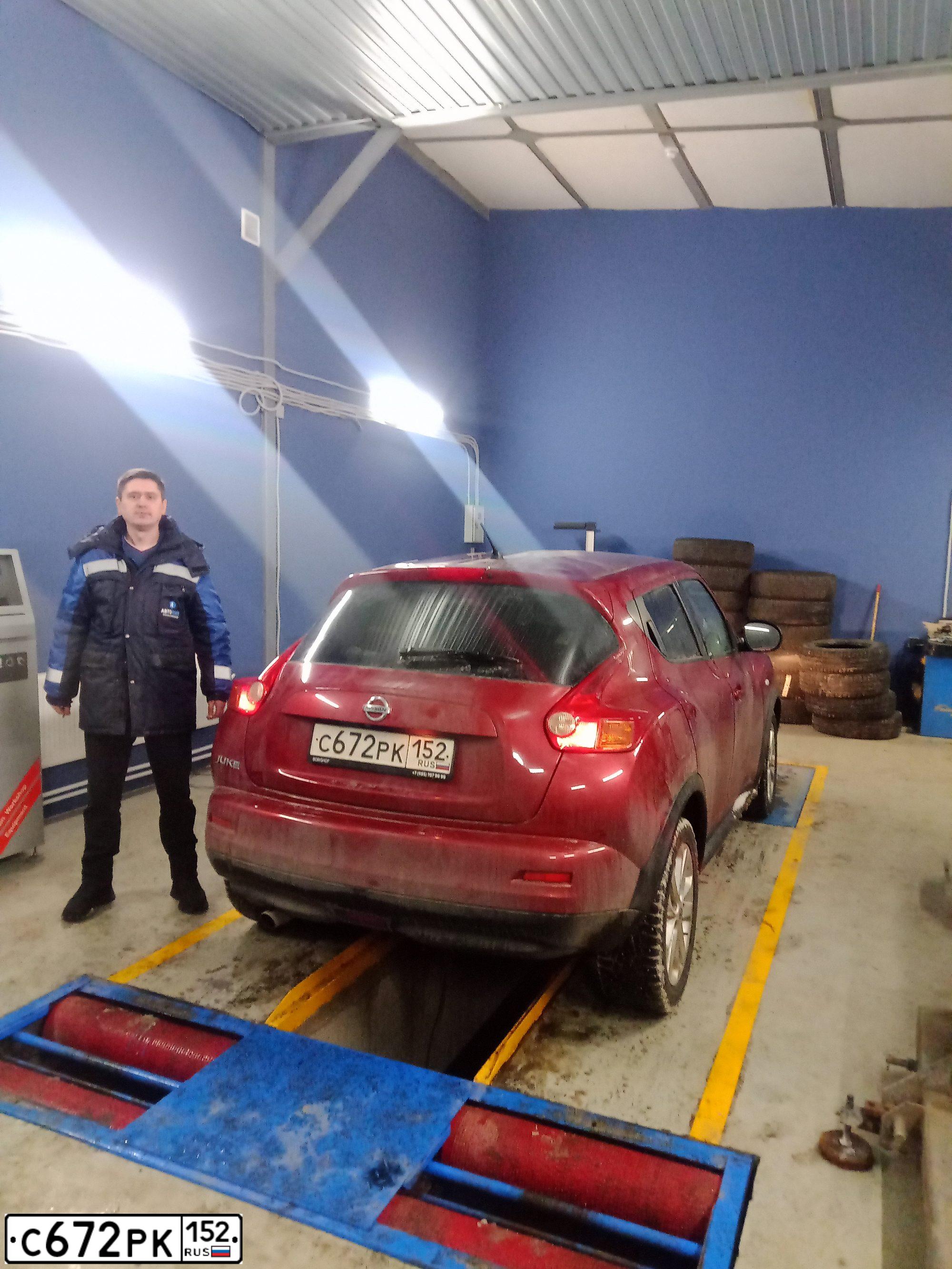 Фото автомобиля NISSAN JUKE, 2011 — госномер С017ХТ198. Цвет: КРАСНЫЙ