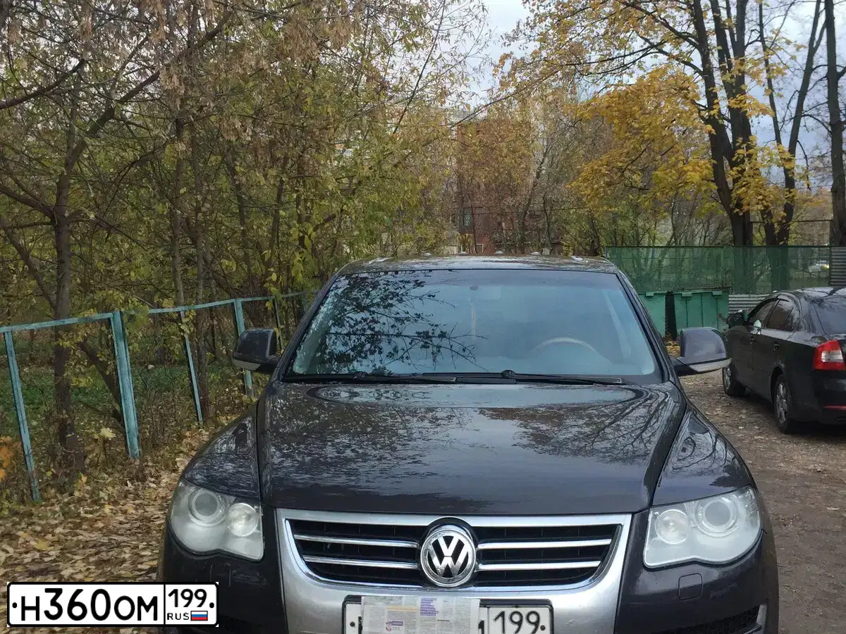 Фото автомобиля VOLKSWAGEN TOUAREG, 2008 — госномер Н360ОМ199. Цвет: ЧЕРНО-СЕРЫЙ