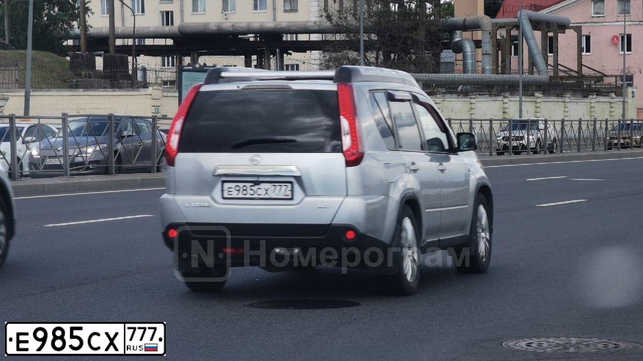 Фото автомобиля NISSAN X-TRAIL, 2012 — госномер Е985СХ777. Цвет: Серебристый