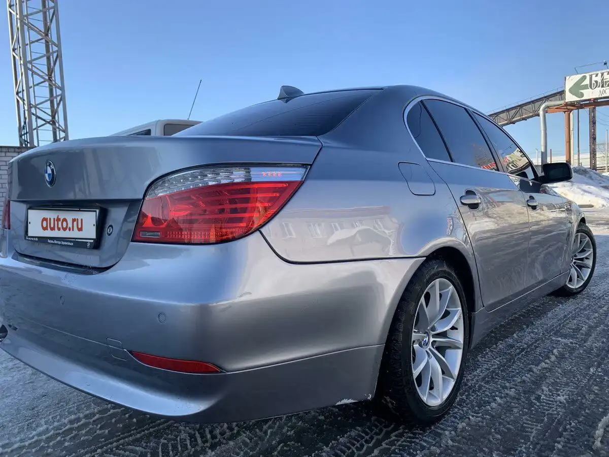 Фото автомобиля BMW SERIE 5, 2004 — госномер О217ЕМ29. Цвет: СЕРЫЙ