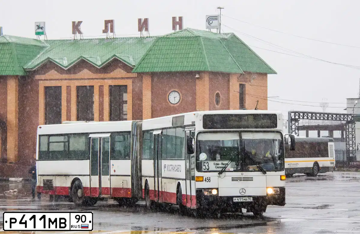 Фото автомобиля MERCEDES O 405, 1989 — госномер Р411МВ90. Цвет: Бело-красный
