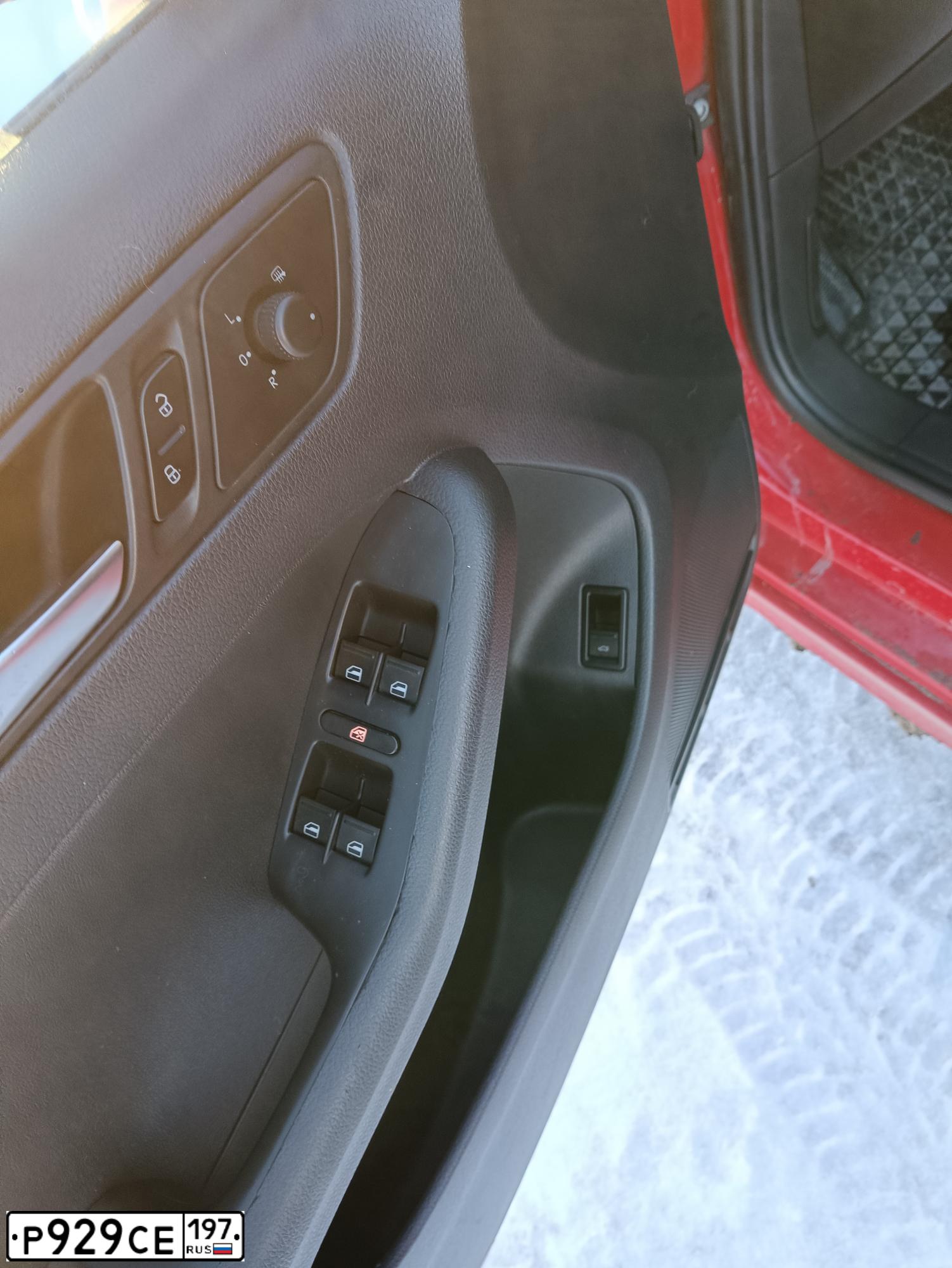 Фото автомобиля VOLKSWAGEN JETTA, 2011 — госномер Н258ВС716. Цвет: Красный