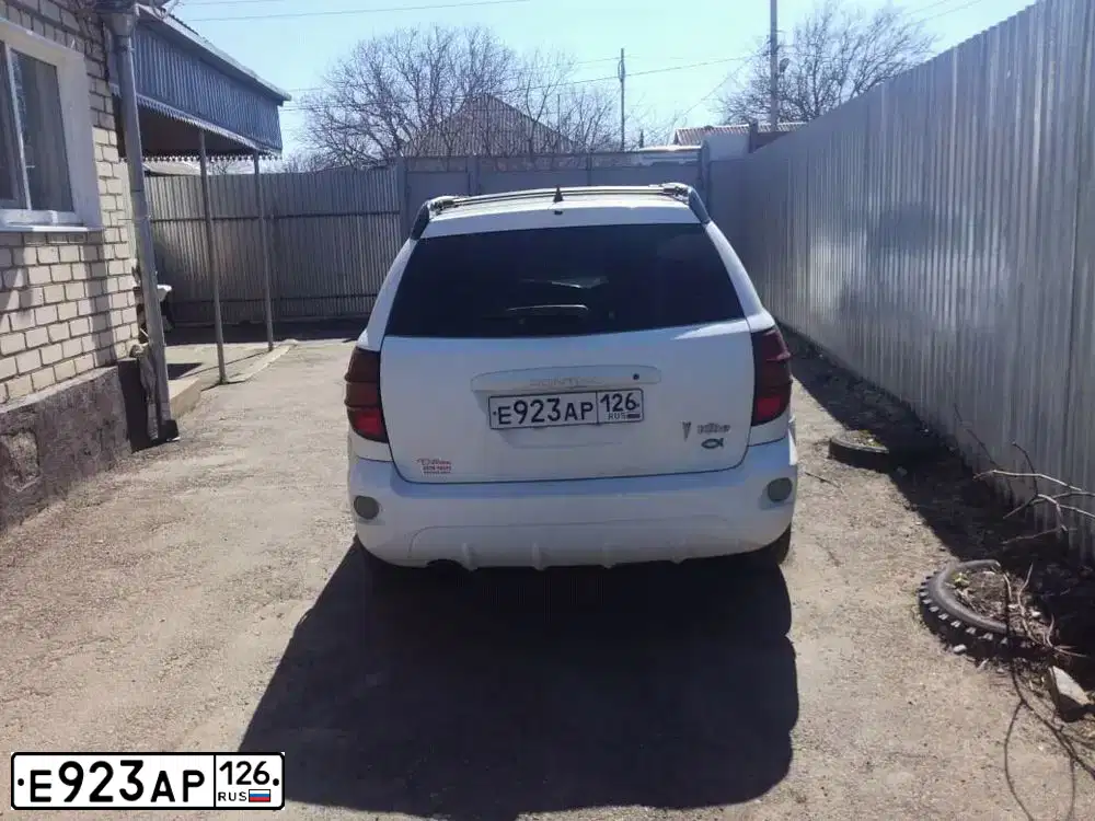 Фото автомобиля PONTIAC VIBE, 2004 — госномер Е923АР126. Цвет: Белый
