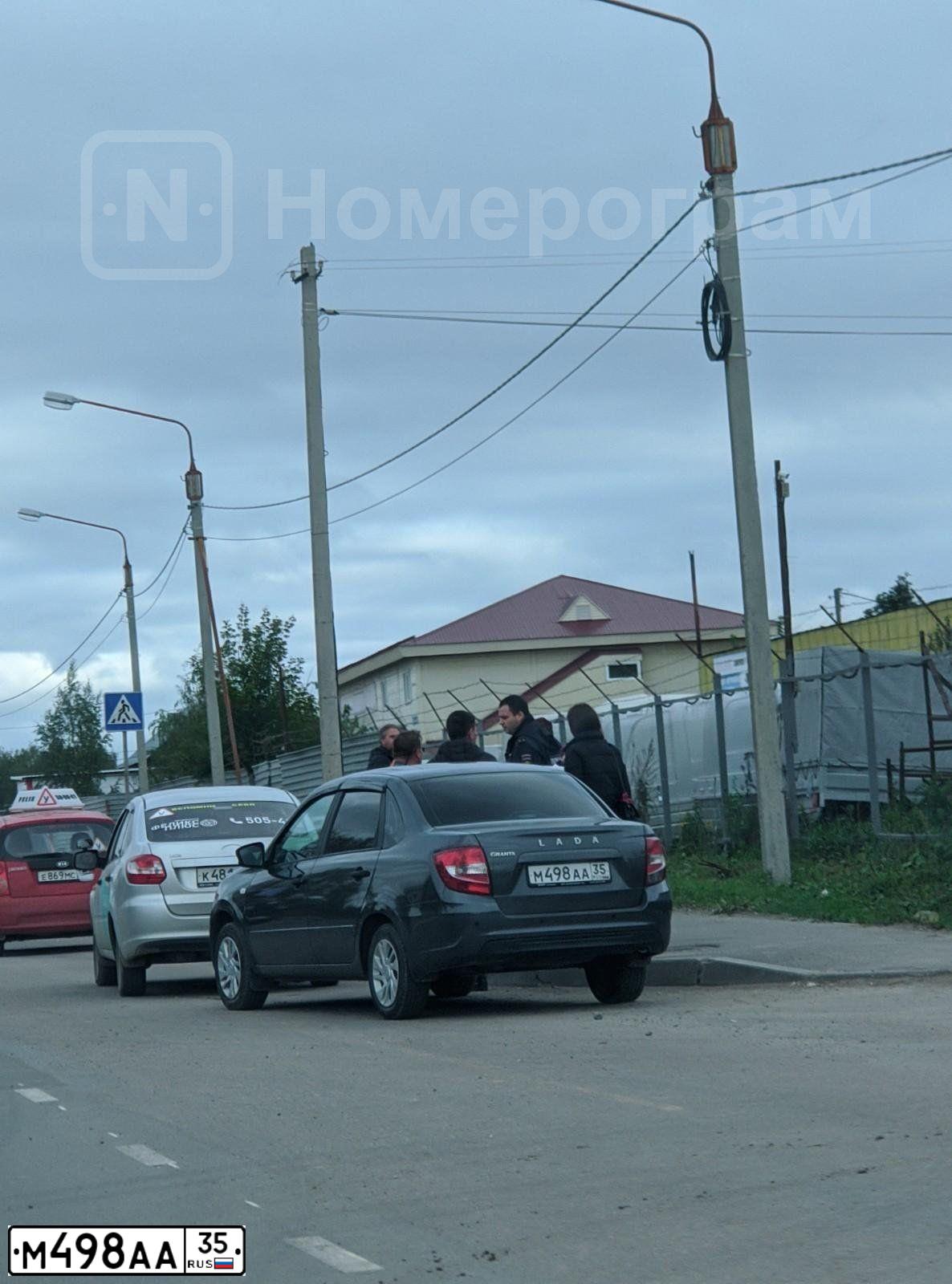 Фото автомобиля LADA 2190 GRANTA, 2018 — госномер М498АА35. Цвет: СЕРЕБРИСТО-ТЕМНО-СЕРЫЙ