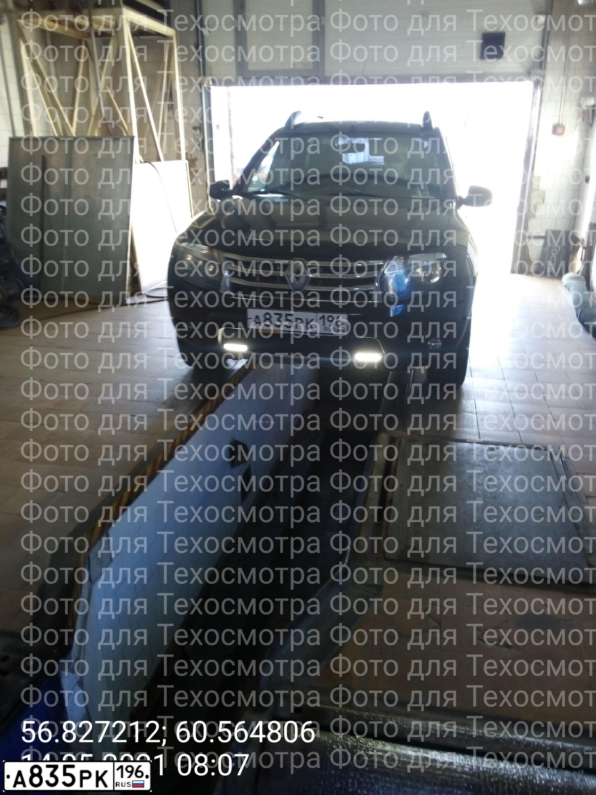 Фото автомобиля RENAULT DUSTER, 2014 — госномер А835РК196. Цвет: ЧЕРНЫЙ