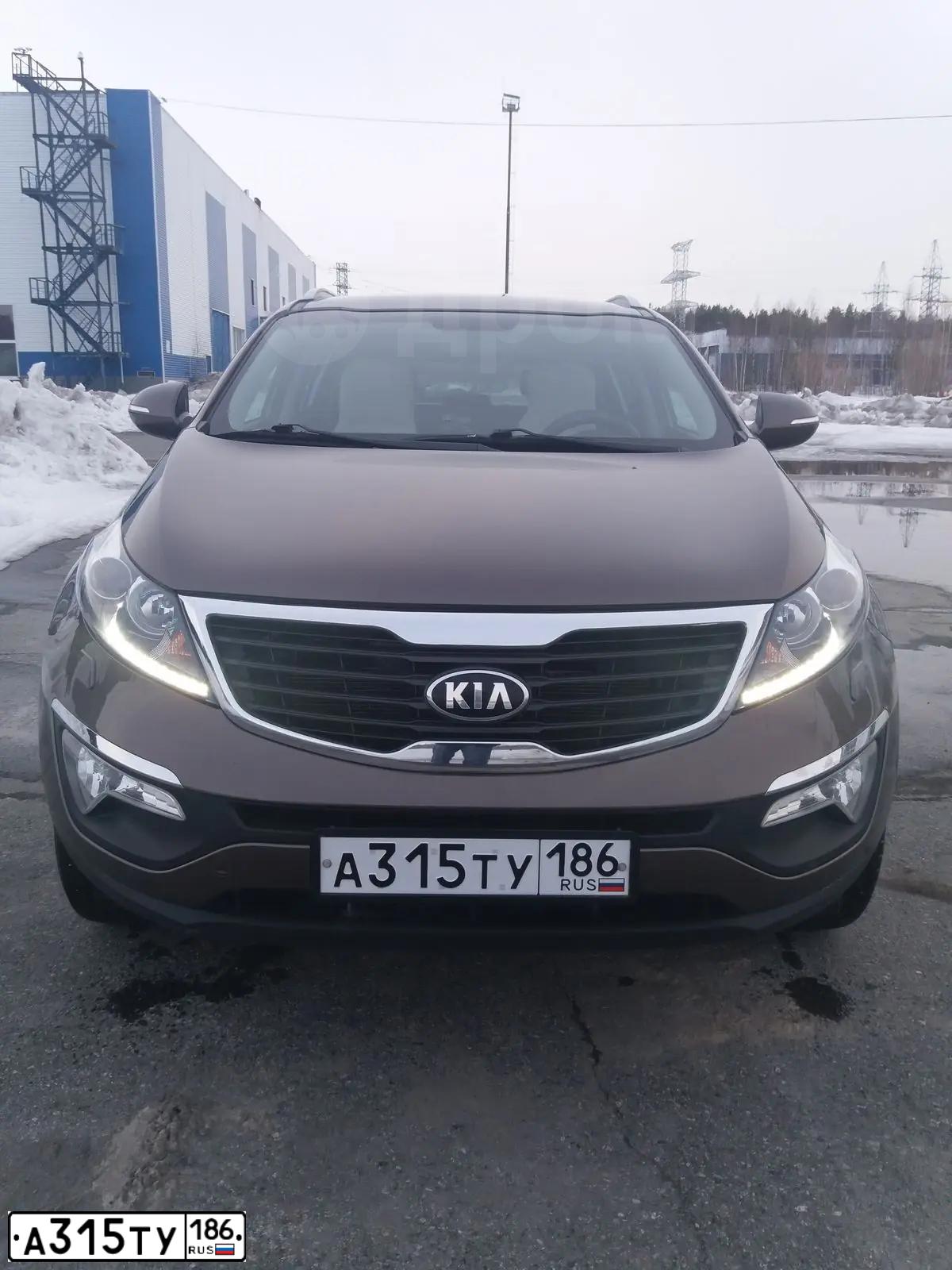 Фото автомобиля KIA SPORTAGE, 2012 — госномер Е200ТЕ186. Цвет: Коричневый