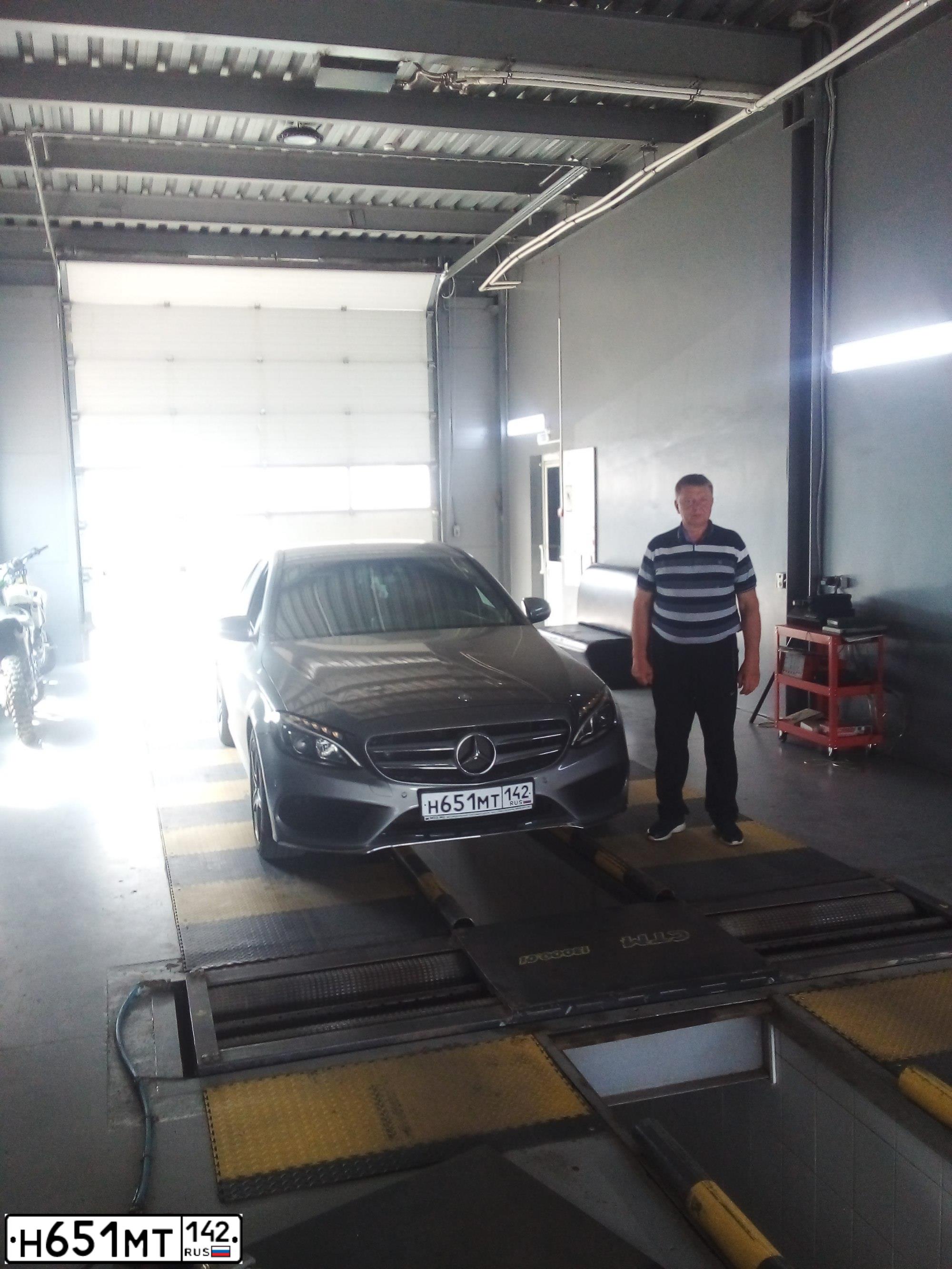Фото автомобиля MERCEDES-BENZ C-CLASS, 2014 — госномер Н180ТК124. Цвет: СЕРЫЙ