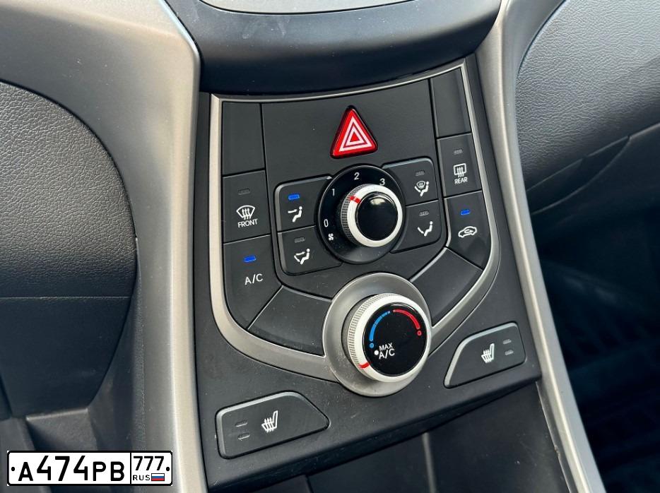 Фото автомобиля HYUNDAI ELANTRA, 2015 — госномер Т720КТ977. Цвет: СЕРЫЙ СВЕТЛЫЙ