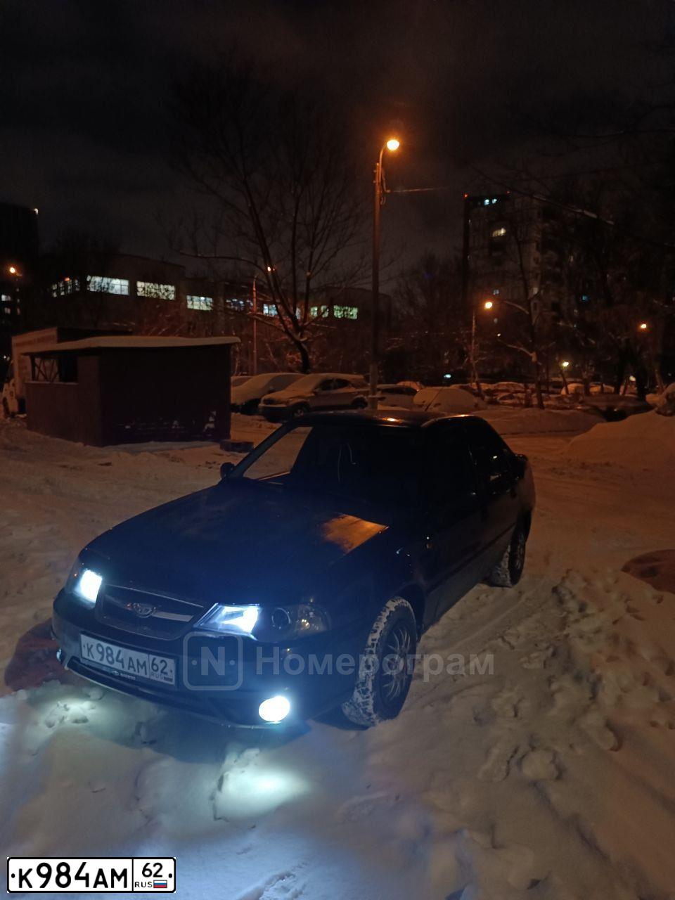 Фото автомобиля DAEWOO NEXIA, 2012 — госномер У566ВВ977. Цвет: Бледно-Черный