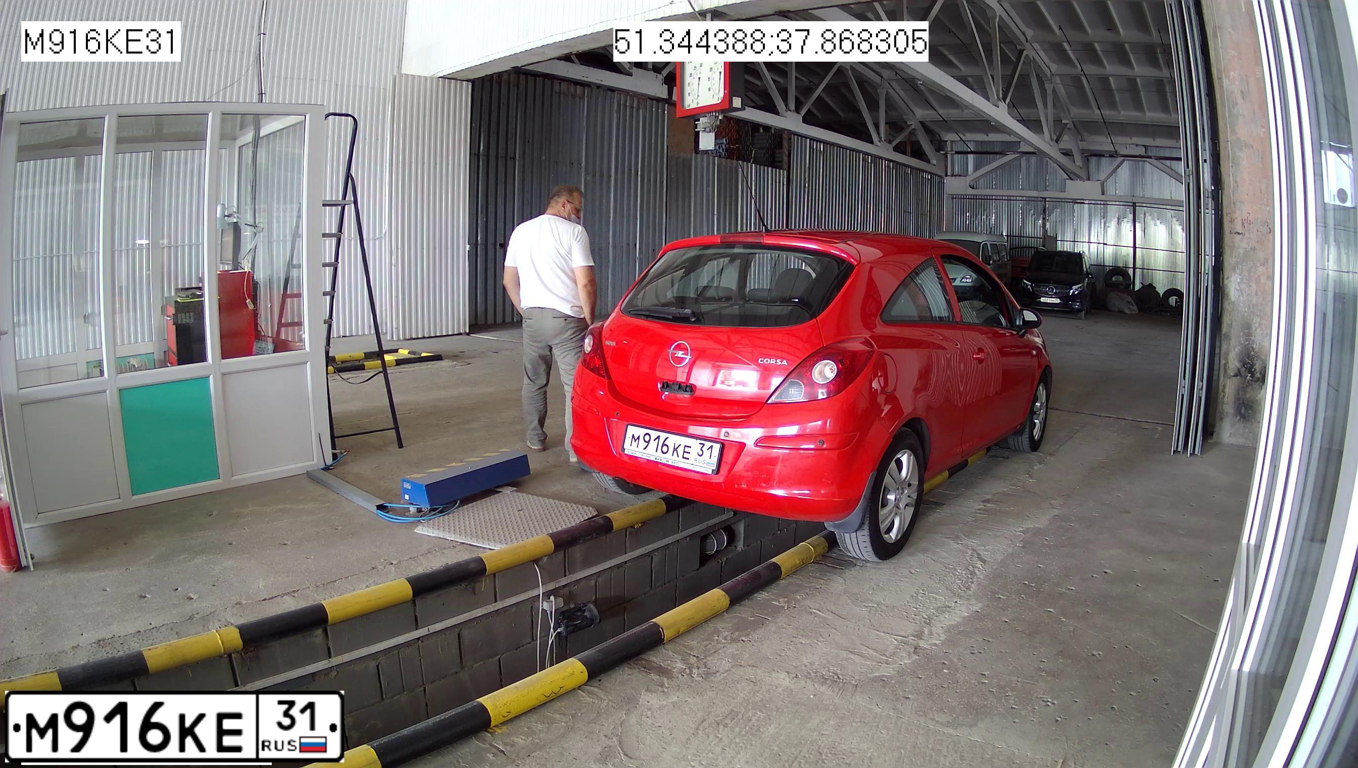 Фото автомобиля OPEL CORSA, 2008 — госномер М916КЕ31. Цвет: КРАСНЫЙ
