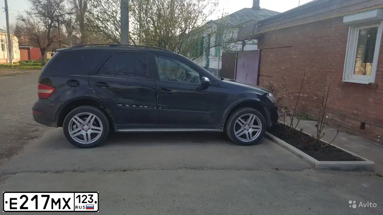 Фото автомобиля MERCEDES M-KLASSE, 2005 — госномер К035ТУ123. Цвет: ЧЕРНЫЙ