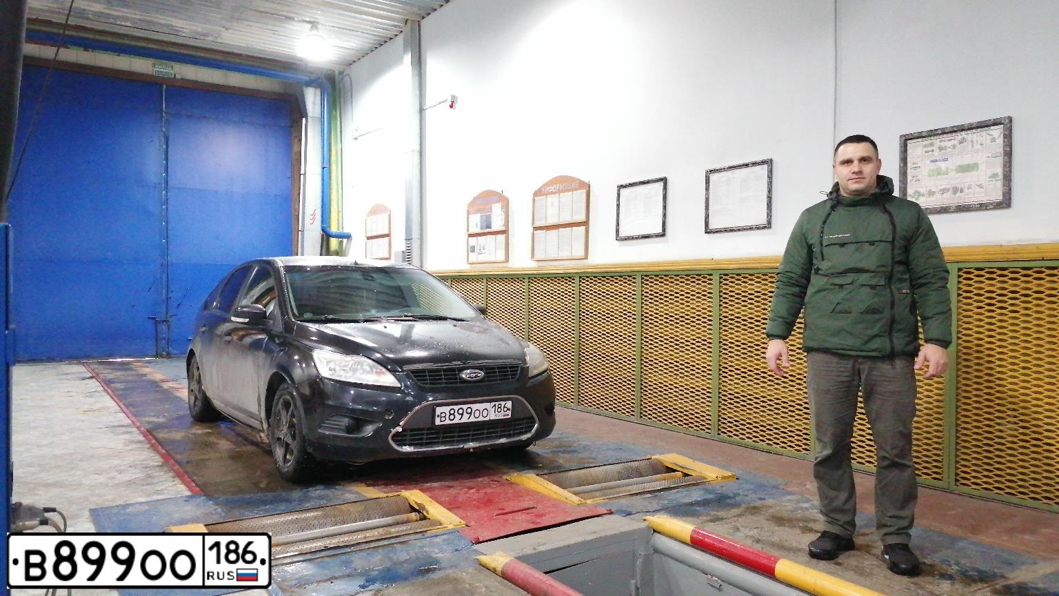 Фото автомобиля FORD FOCUS, 2008 — госномер В899ОО186. Цвет: ЧЕРНЫЙ