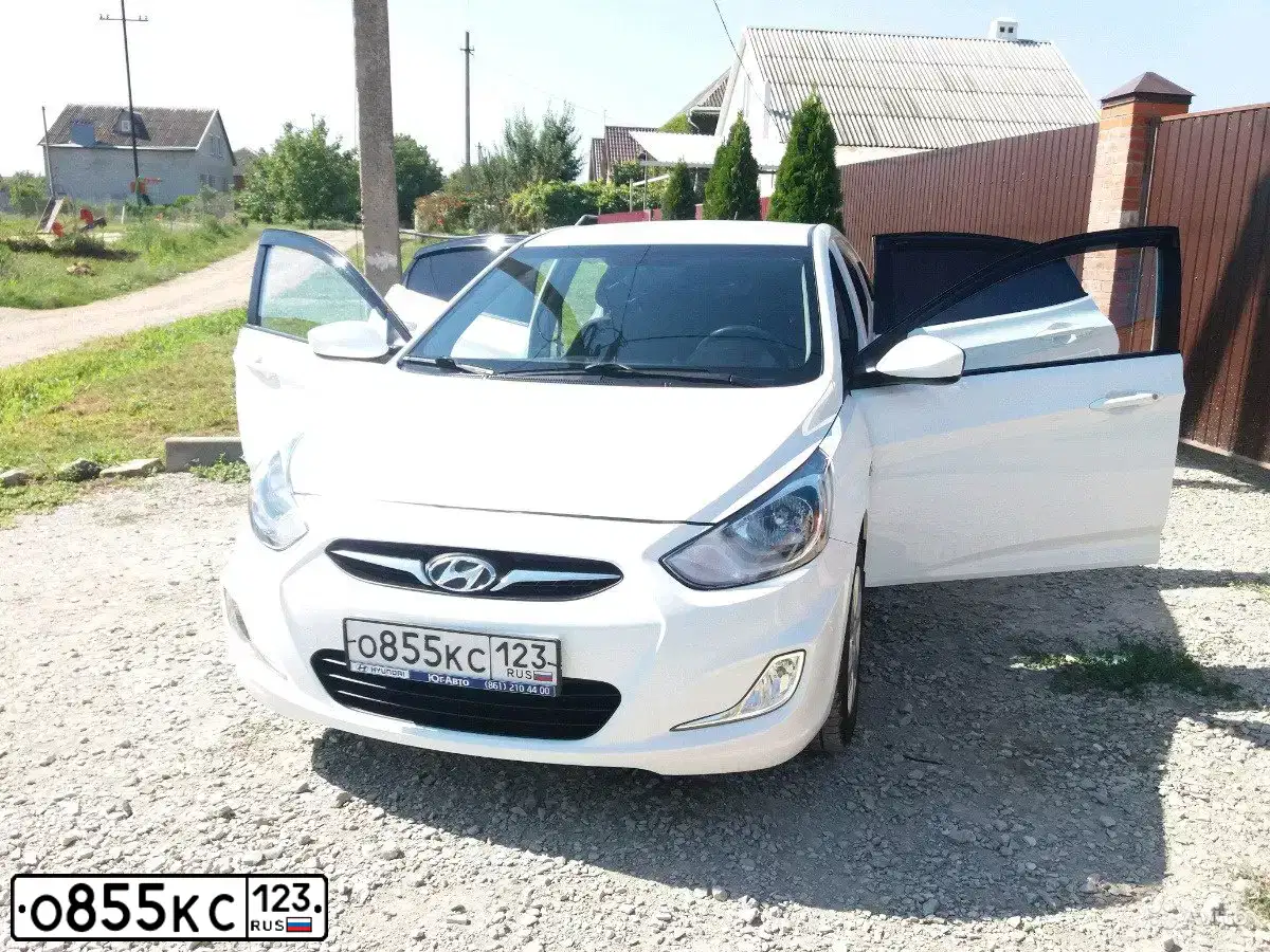 Фото автомобиля HYUNDAI SOLARIS, 2013 — госномер О855КС123. Цвет: Белый