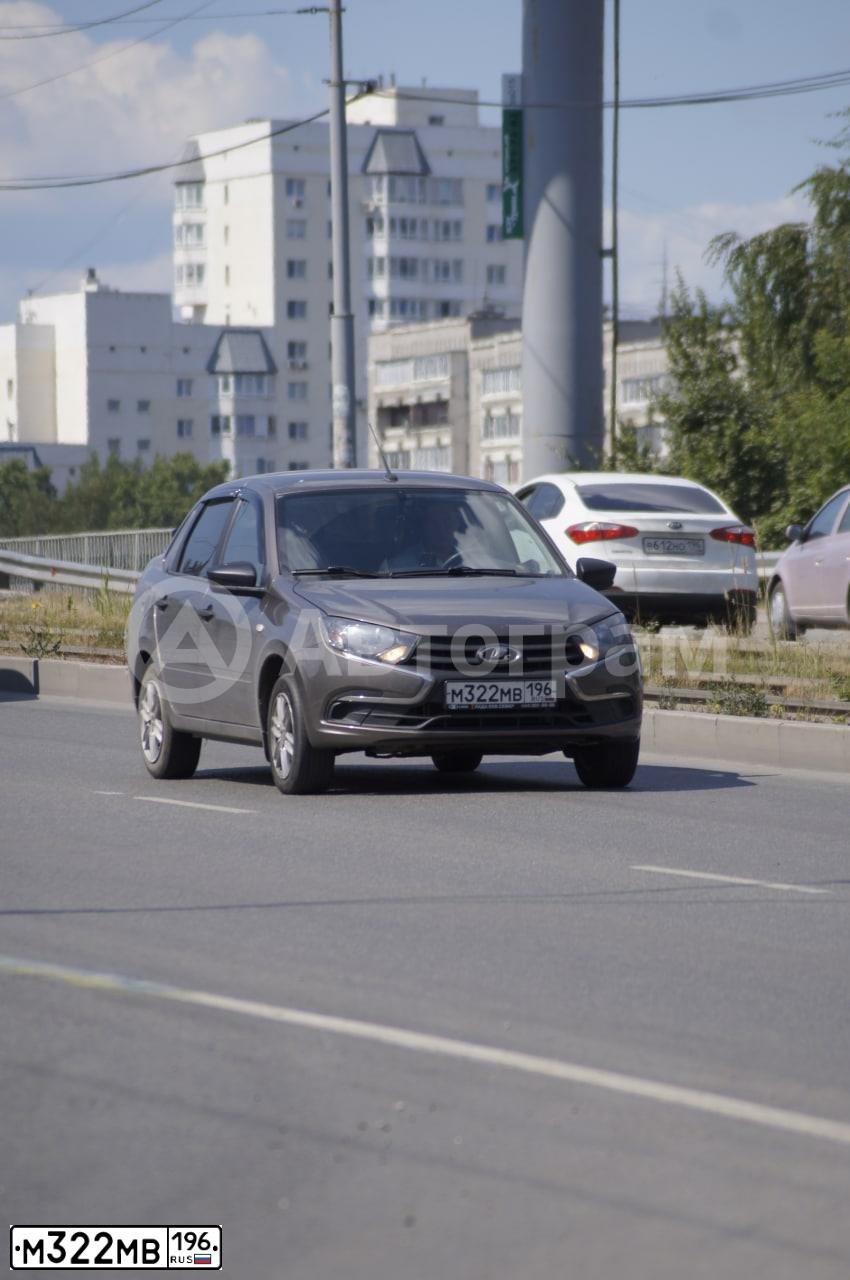 Фото автомобиля LADA 2190 GRANTA, 2019 — госномер М322МВ196. Цвет: золотисто коричневый