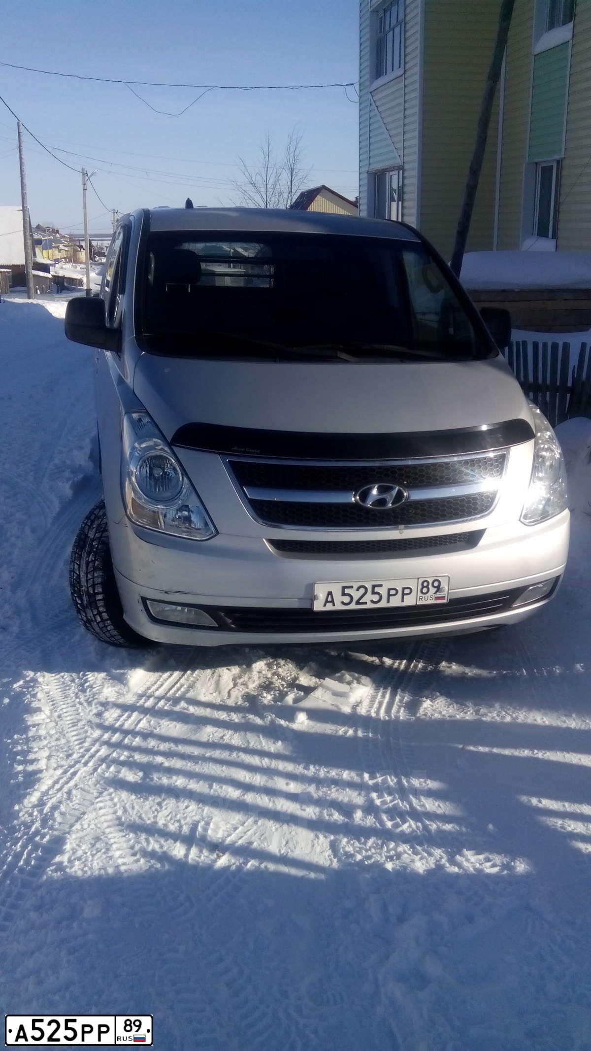 Фото автомобиля HYUNDAI GRAND STAREX, 2007 — госномер А525РР89. Цвет: СЕРЫЙ
