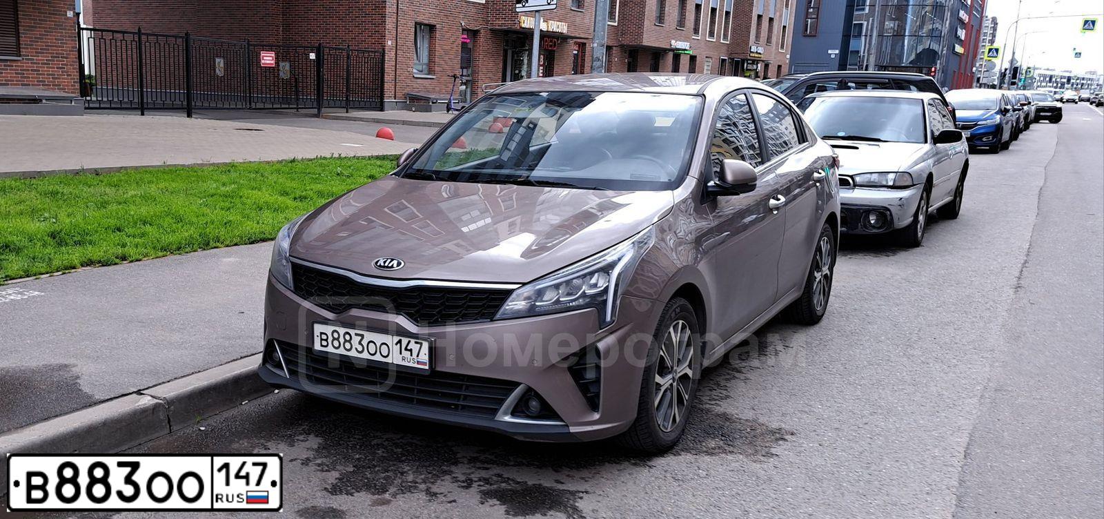 Фото автомобиля KIA RIO, 2021 — госномер В883ОО147. Цвет: СВЕТЛО-КОРИЧНЕВЫЙ