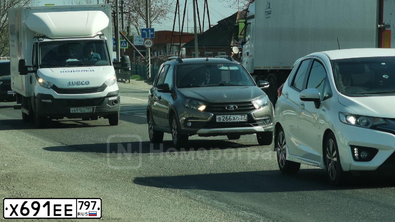 Фото автомобиля CHEVROLET LACETTI, 2008 — госномер В727КМ33. Цвет: Серебристый
