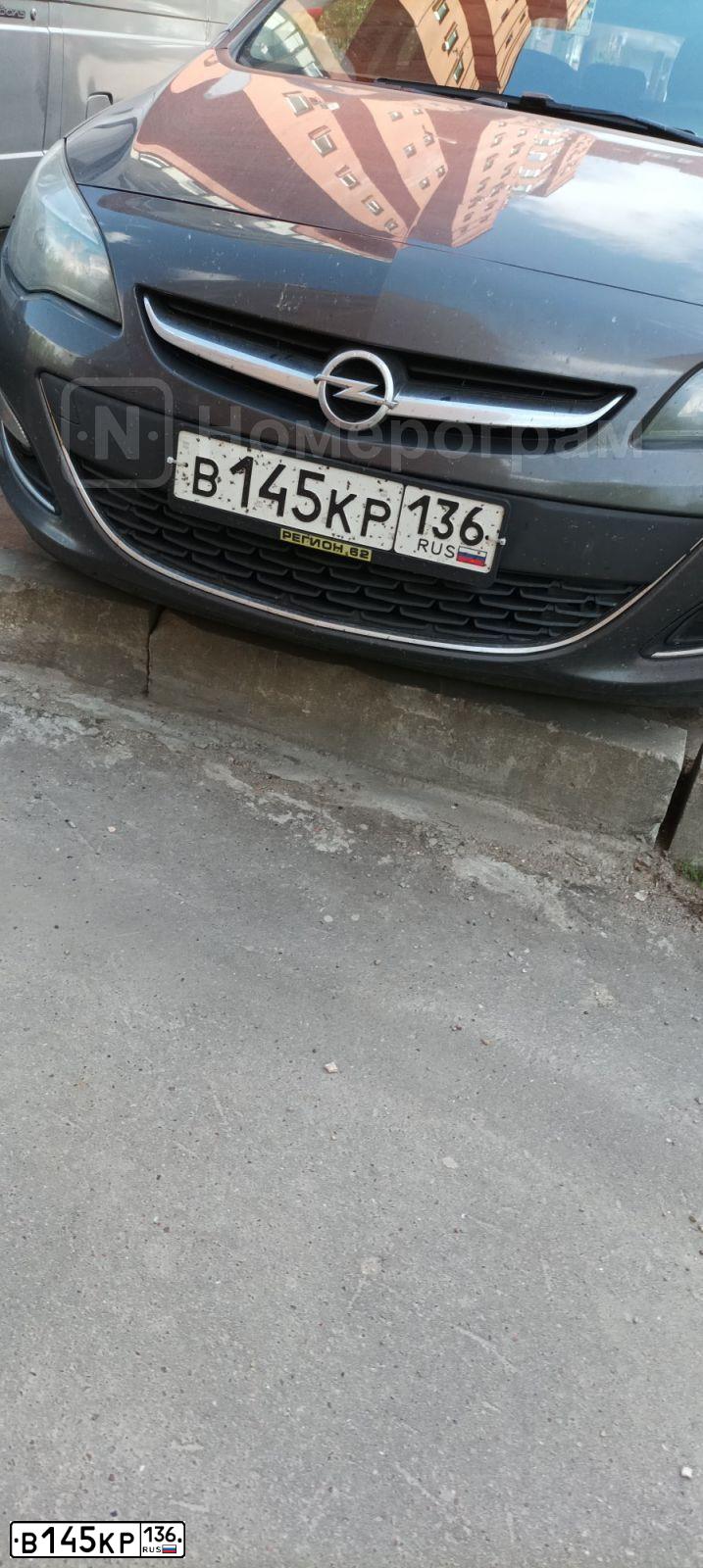 Фото автомобиля OPEL ASTRA, 2013 — госномер Е666ВА136. Цвет: Серый