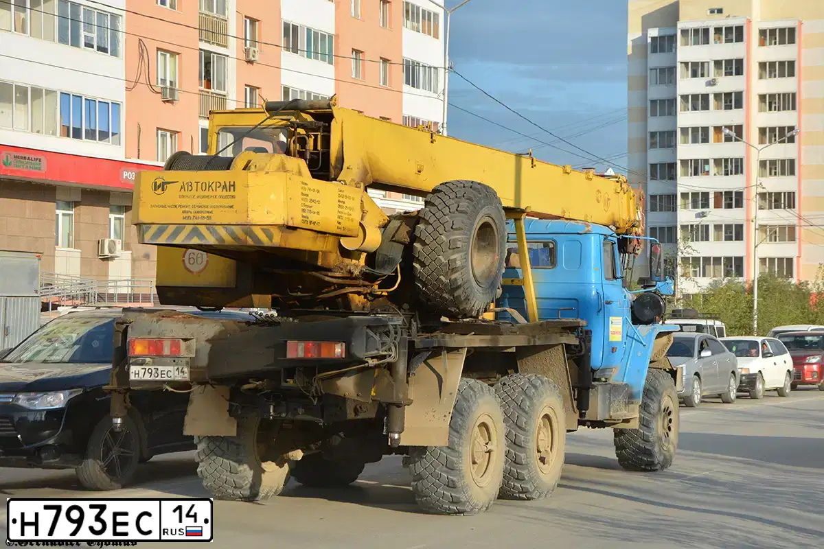 Фото автомобиля URAL 5557 /6X6/, 2006 — госномер Е200КВ96. Цвет: голубой