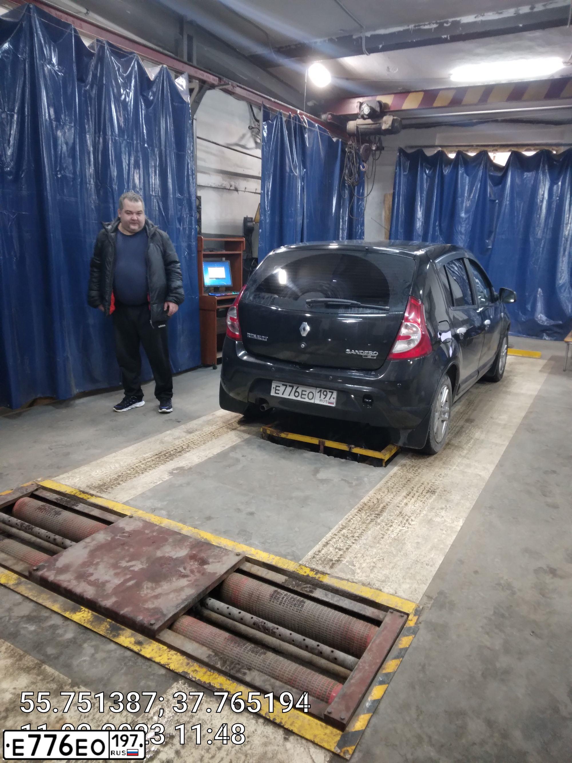 Фото автомобиля RENAULT SANDERO, 2010 — госномер А122ОВ67. Цвет: ЧЕРНЫЙ