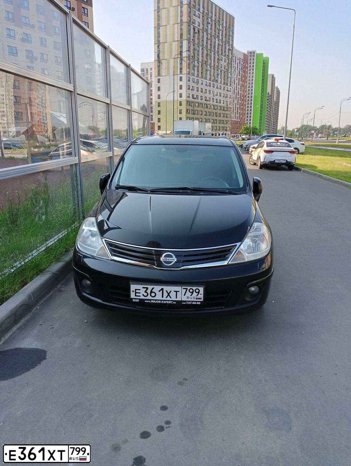 Фото автомобиля NISSAN TIIDA, 2011 — госномер Е833СУ190. Цвет: ЧЕРНЫЙ