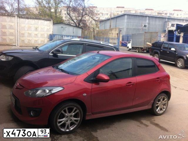 Фото автомобиля MAZDA 2, 2008 — госномер Х473ОА93. Цвет: Красный