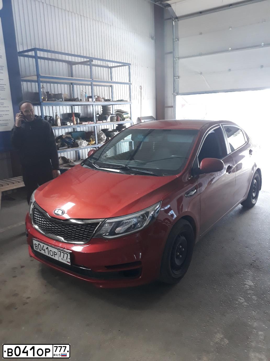 Фото автомобиля KIA RIO, 2015 — госномер В041ОР777. Цвет: Красный