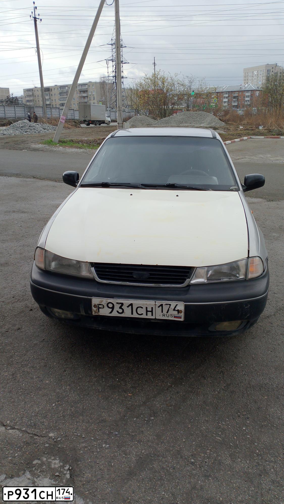 Фото автомобиля DAEWOO NEXIA, 2000 — госномер Р931СН174. Цвет: СВЕТЛО-СЕРЫЙ