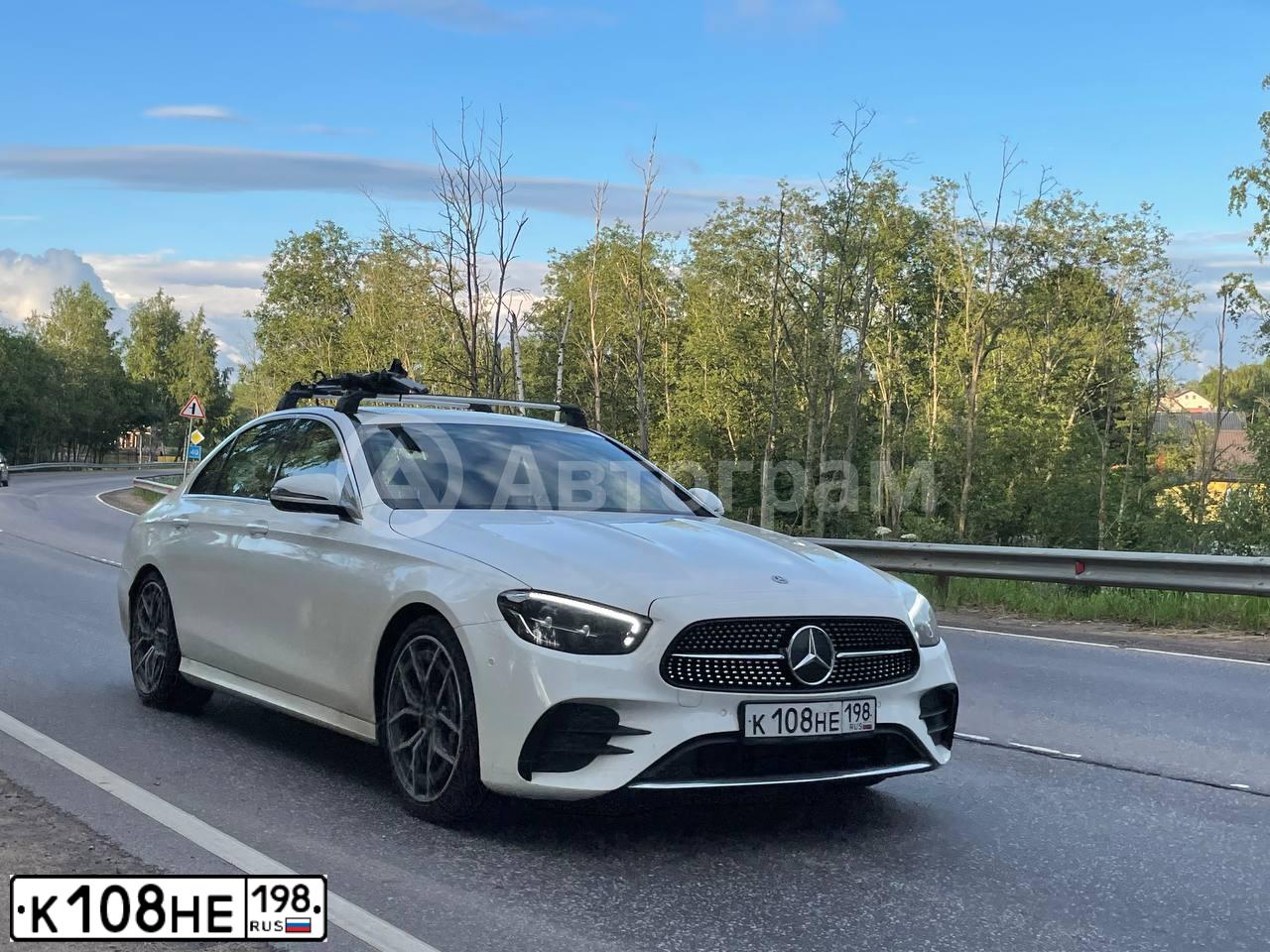 Фото автомобиля MERCEDES E-KLASSE, 2020 — госномер Е039АТ977. Цвет: Белый