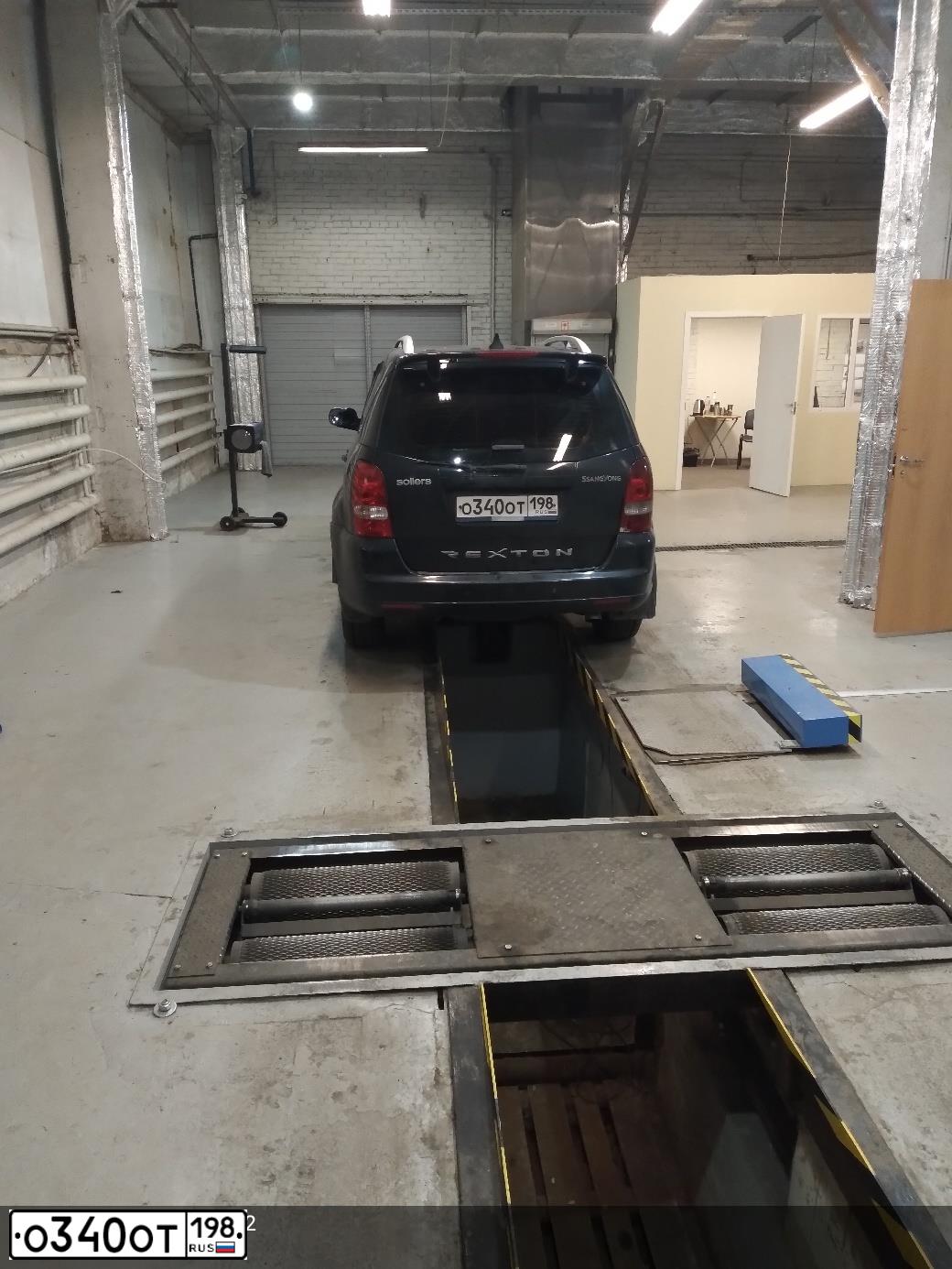 Фото автомобиля SSANGYONG REXTON, 2011 — госномер О340ОТ198. Цвет: ЧЕРНЫЙ