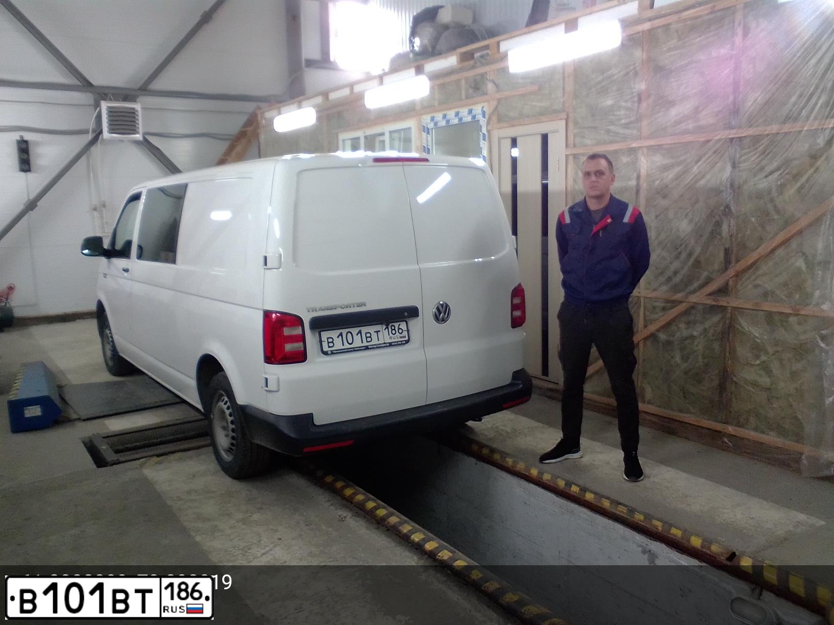 Фото автомобиля VOLKSWAGEN TRANSPORTER, 2019 — госномер В101ВТ186. Цвет: Белый