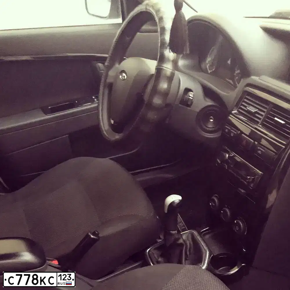 Фото автомобиля MITSUBISHI L 200, 2012 — госномер С778КС123. Цвет: СЕРЫЙ