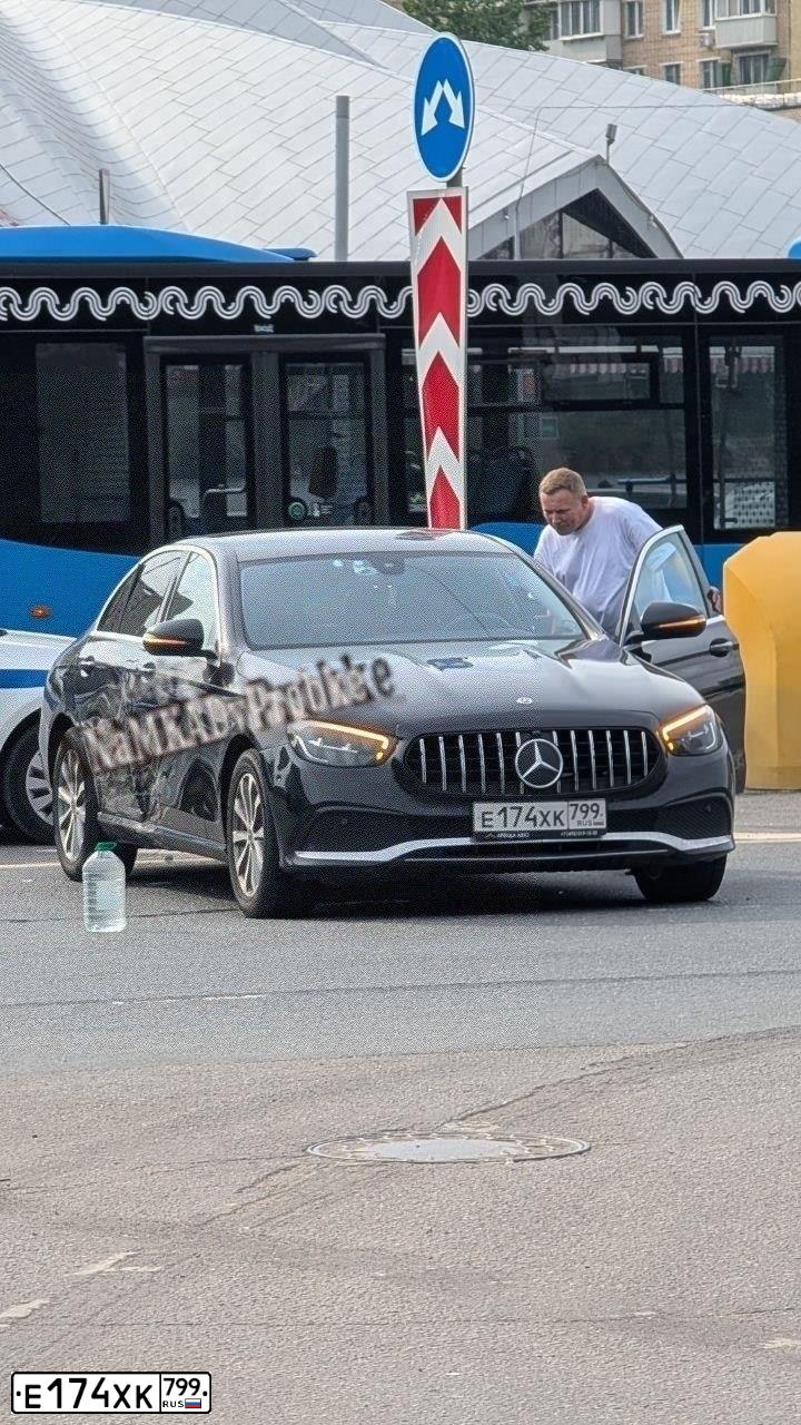 Фото автомобиля MERCEDES-BENZ МЕРСЕДЕС-БЕНЦ E 200 D — госномер Е174ХК799. Цвет: ЧЕРНЫЙ