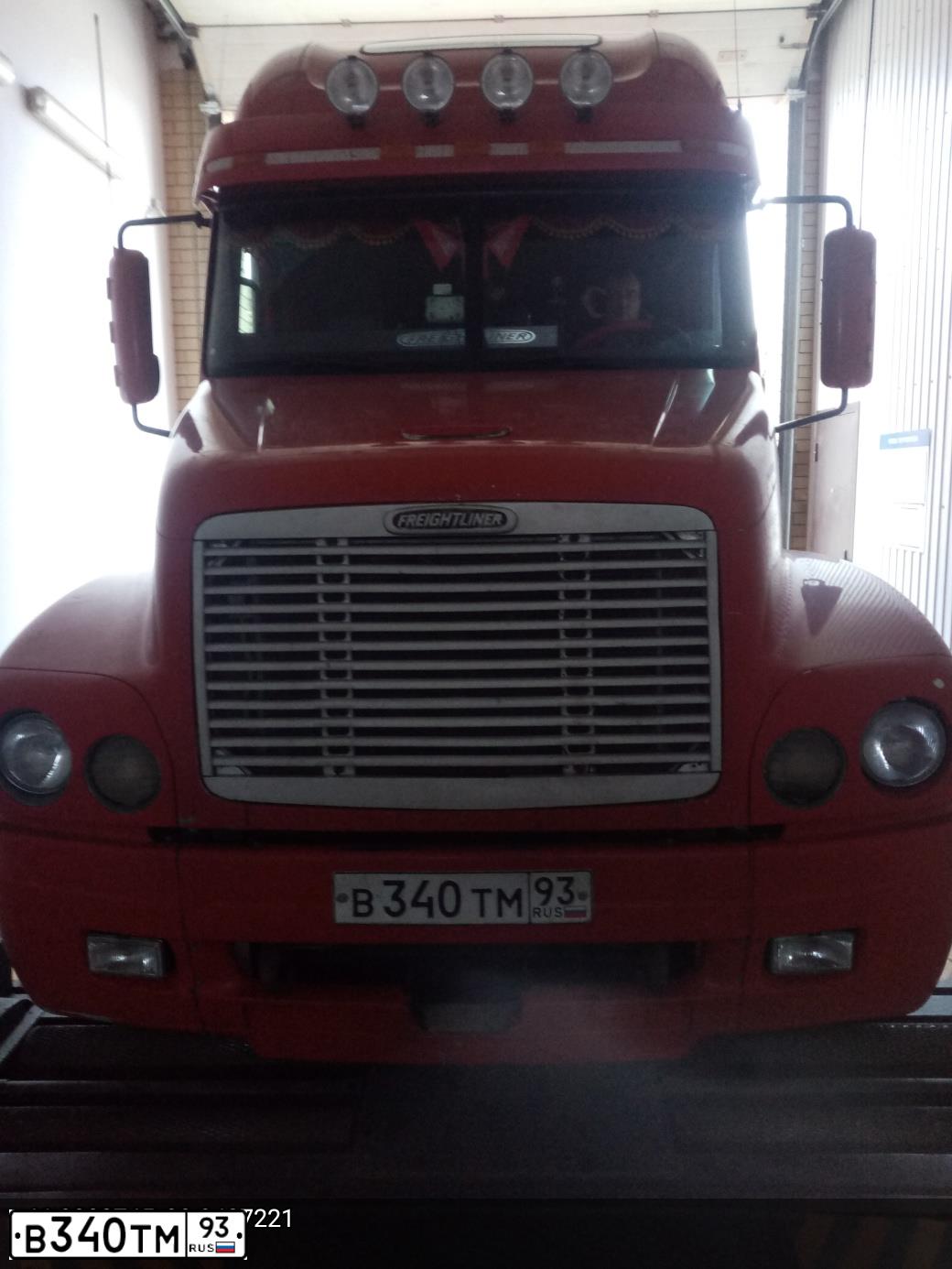 Фото автомобиля FREIGHTLINER FLC, 1999 — госномер Р293НА126. Цвет: Красный