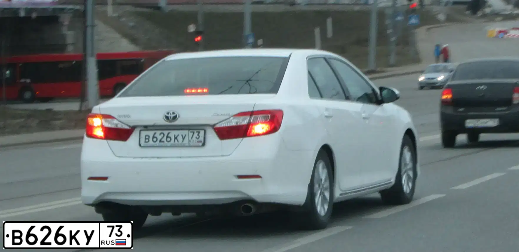 Фото автомобиля TOYOTA CAMRY, 2014 — госномер В626КУ73. Цвет: БЕЛЫЙ