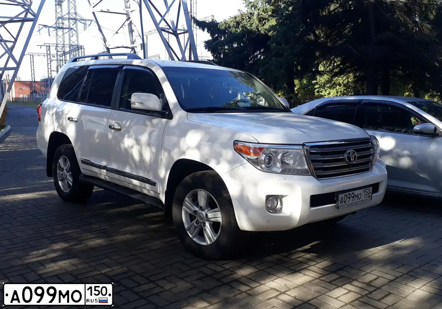 Фото автомобиля TOYOTA LANDCRUISER 200, 2012 — госномер А099МО150. Цвет: БЕЛЫЙ