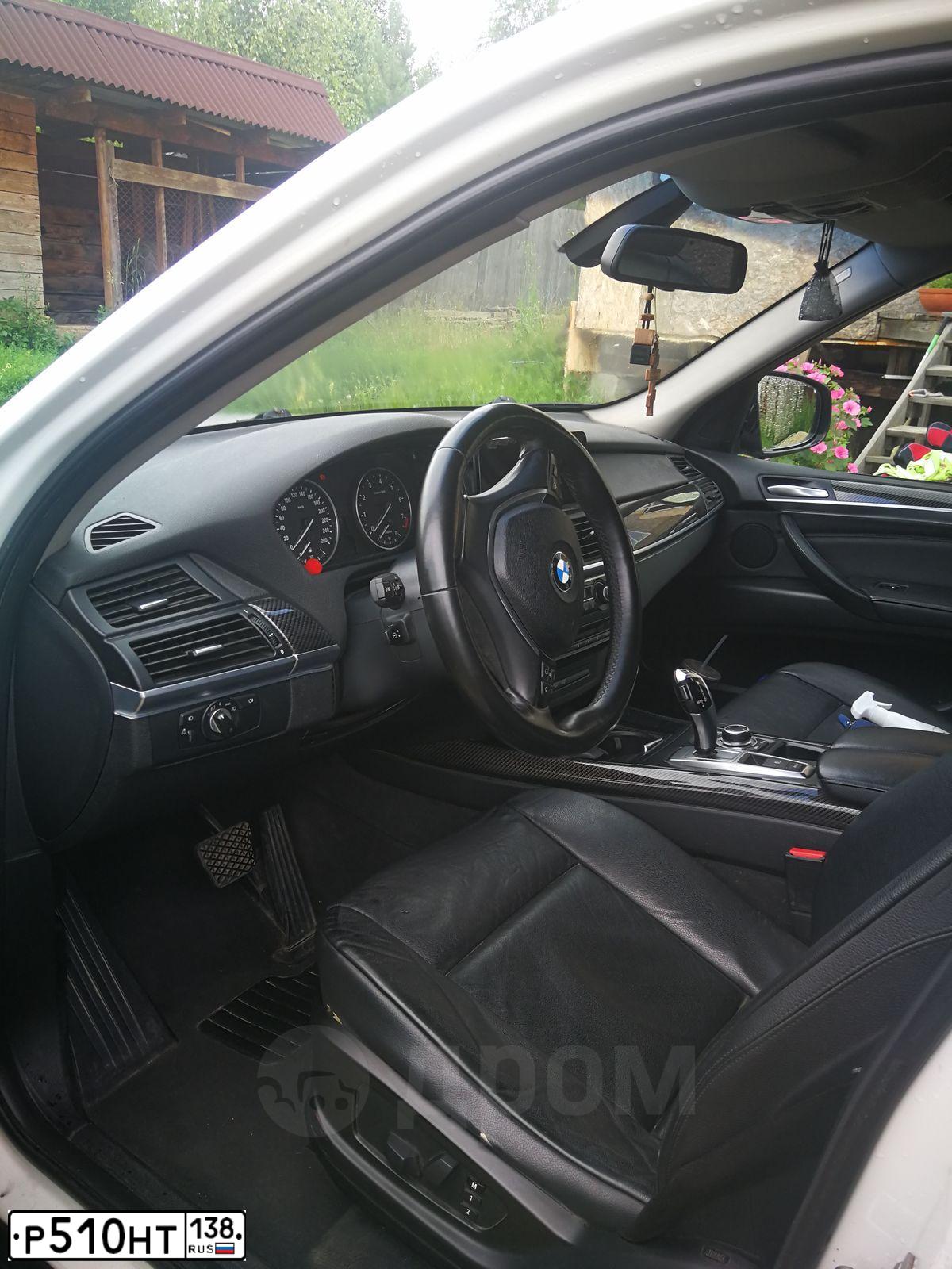 Фото автомобиля BMW X5, 2011 — госномер Р510НТ138. Цвет: Белый
