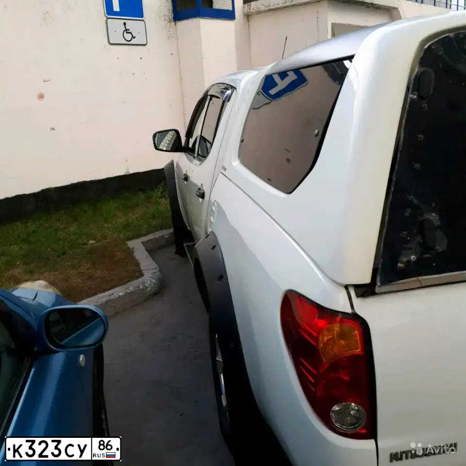 Фото автомобиля HYUNDAI TERRACAN, 2001 — госномер Р114ЕА124. Цвет: СЕРЫЙ
