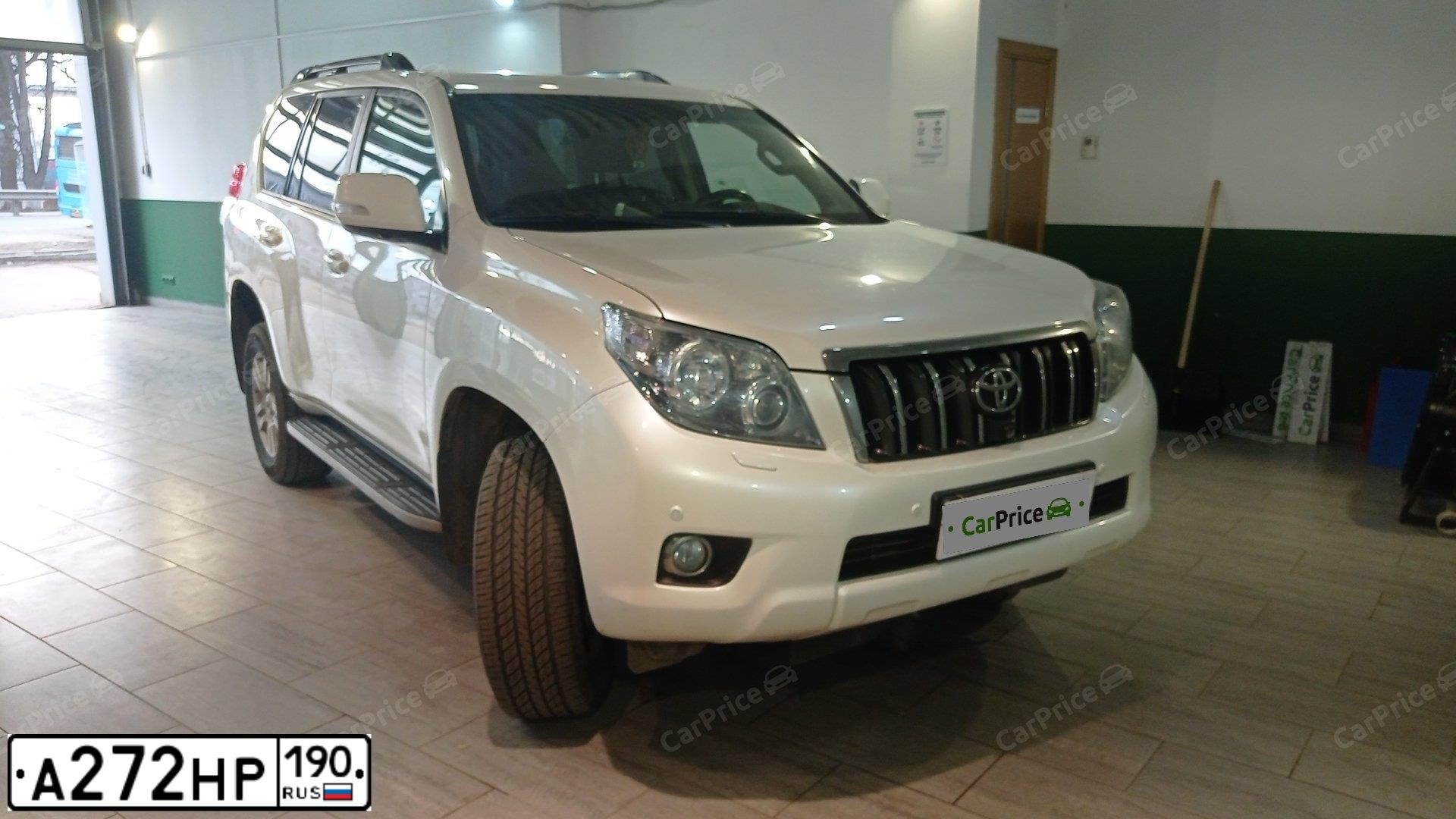 Фото автомобиля TOYOTA LANDCRUISER, 2011 — госномер А272НР190. Цвет: Белый