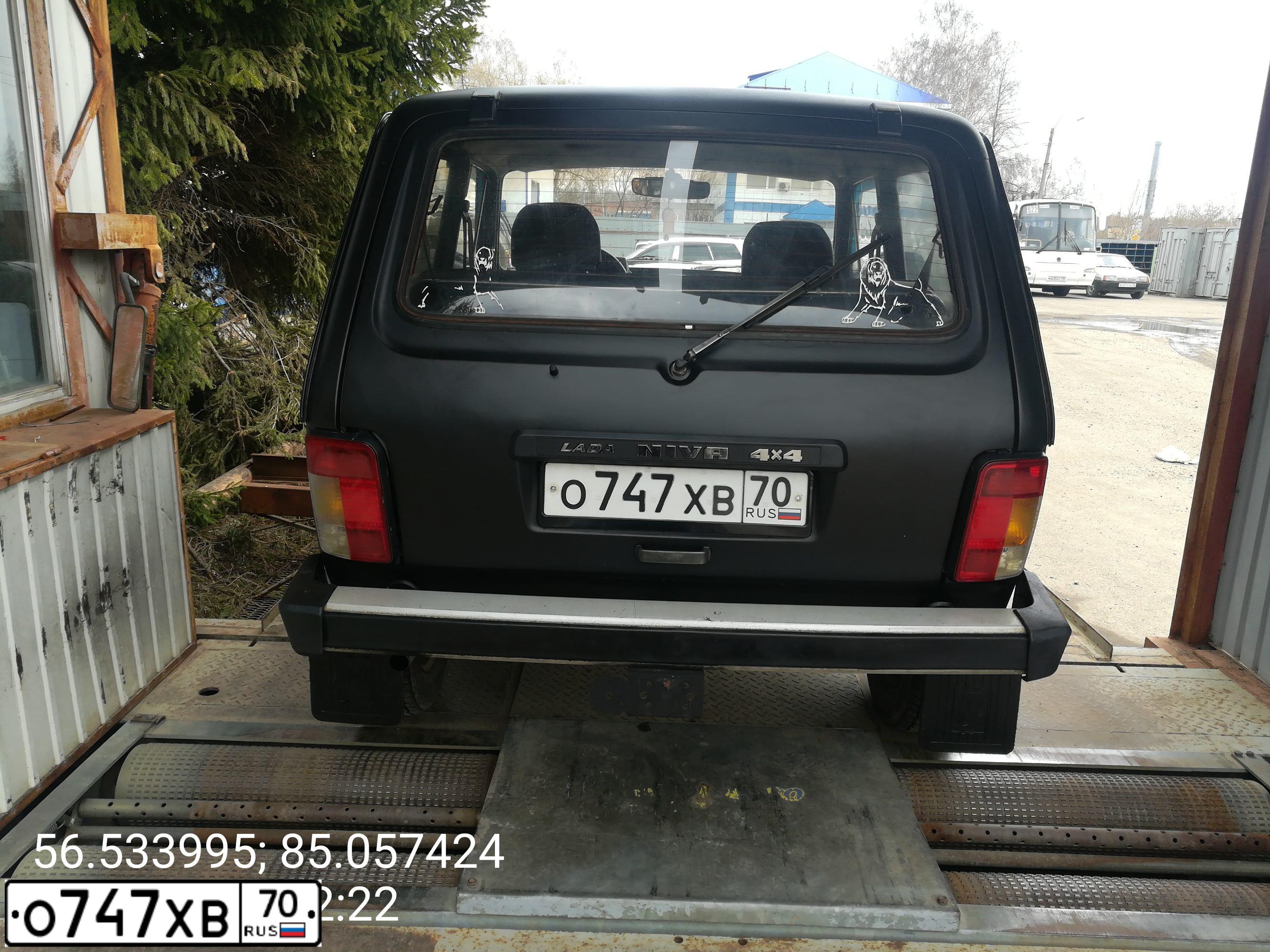 Фото автомобиля LADA 2121 NIVA, 1996 — госномер О747ХВ70. Цвет: ЧЕРНЫЙ