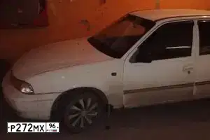 Фото автомобиля DAEWOO NEXIA, 2007 — госномер Р272МХ96. Цвет: Белый