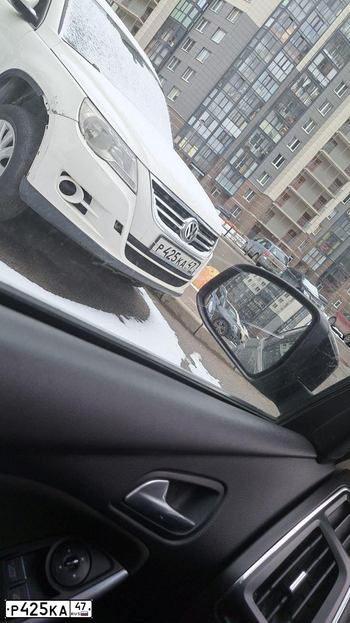 Фото автомобиля VOLKSWAGEN TIGUAN, 2008 — госномер Р425КА47. Цвет: Белый