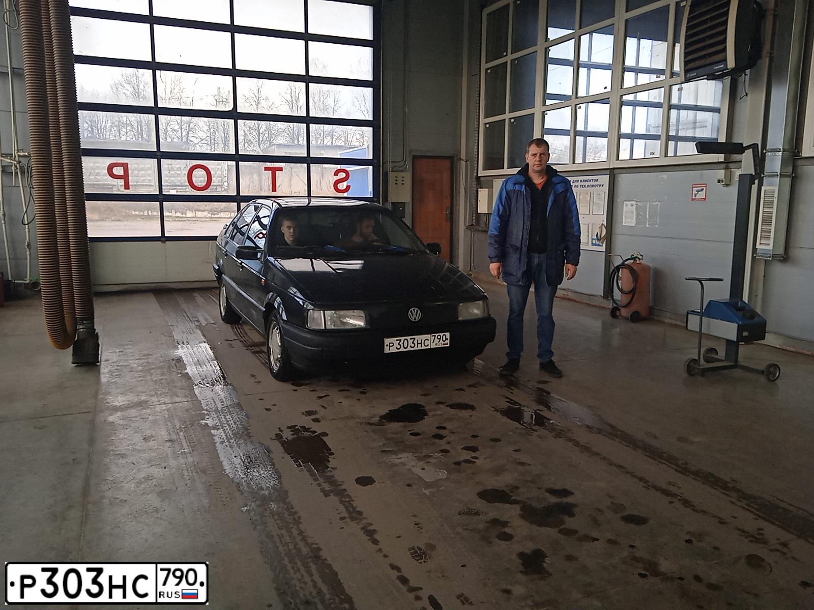 Фото автомобиля VOLKSWAGEN PASSAT, 1993 — госномер У230ОА799. Цвет: ЧЕРНЫЙ