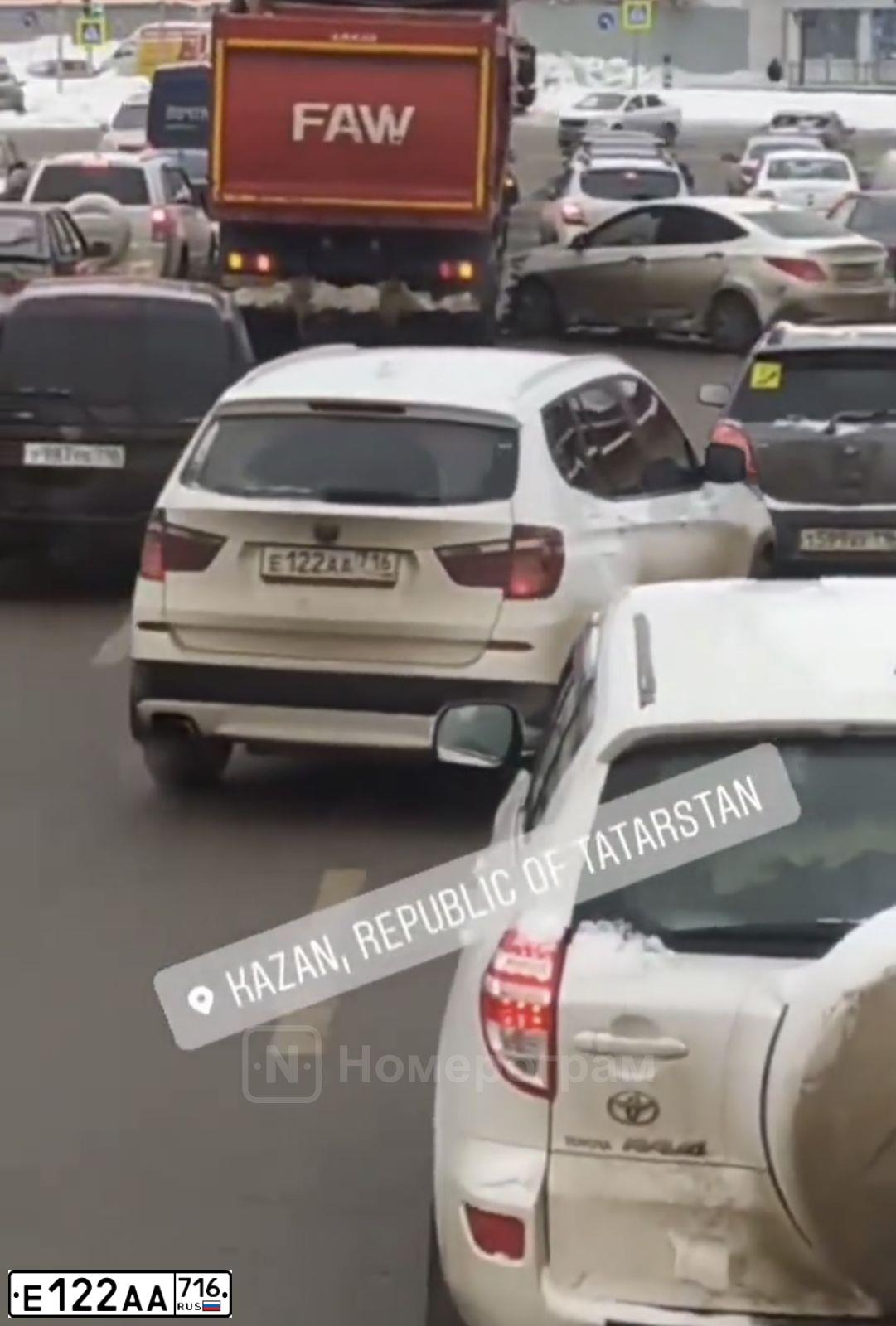 Фото автомобиля BMW X3, 2012 — госномер Е122АА716. Цвет: Белый