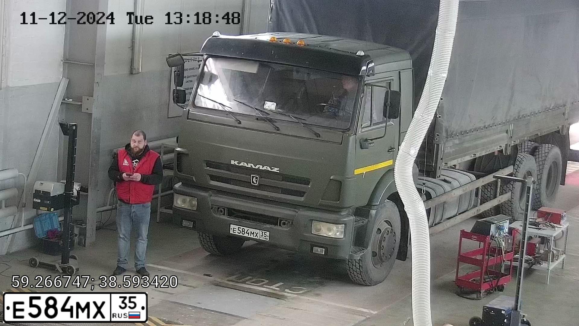 Фото автомобиля KAMAZ 65117 /6X4/, 2013 — госномер Е584МХ35. Цвет: ЗАЩИТНЫЙ